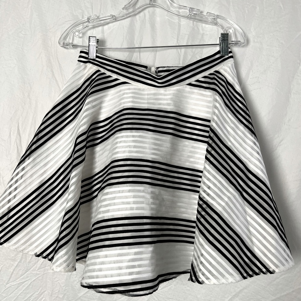 New black and white skirt with tulle